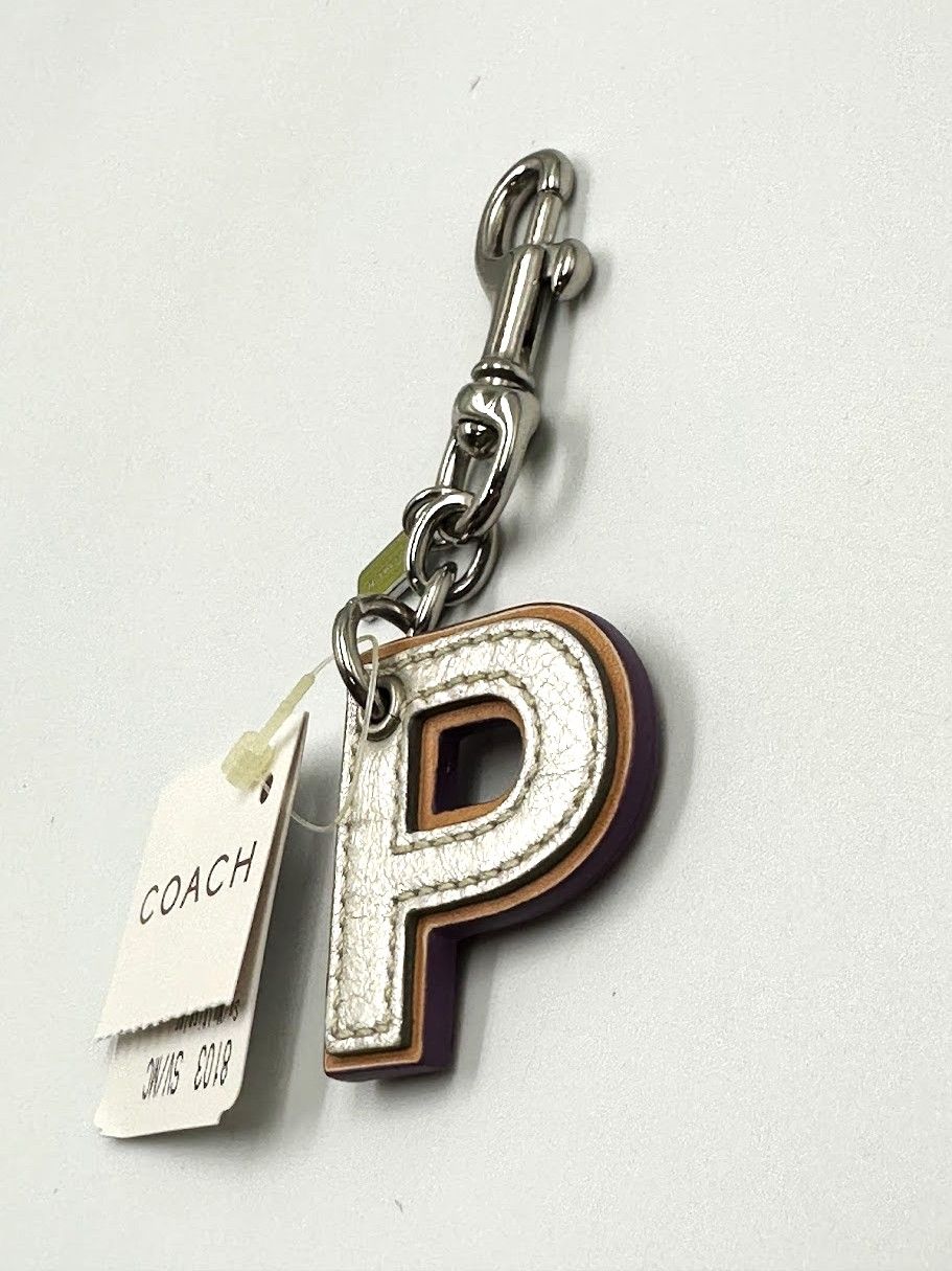 COACH コーチ アルファベット キーチャーム P - メルカリ