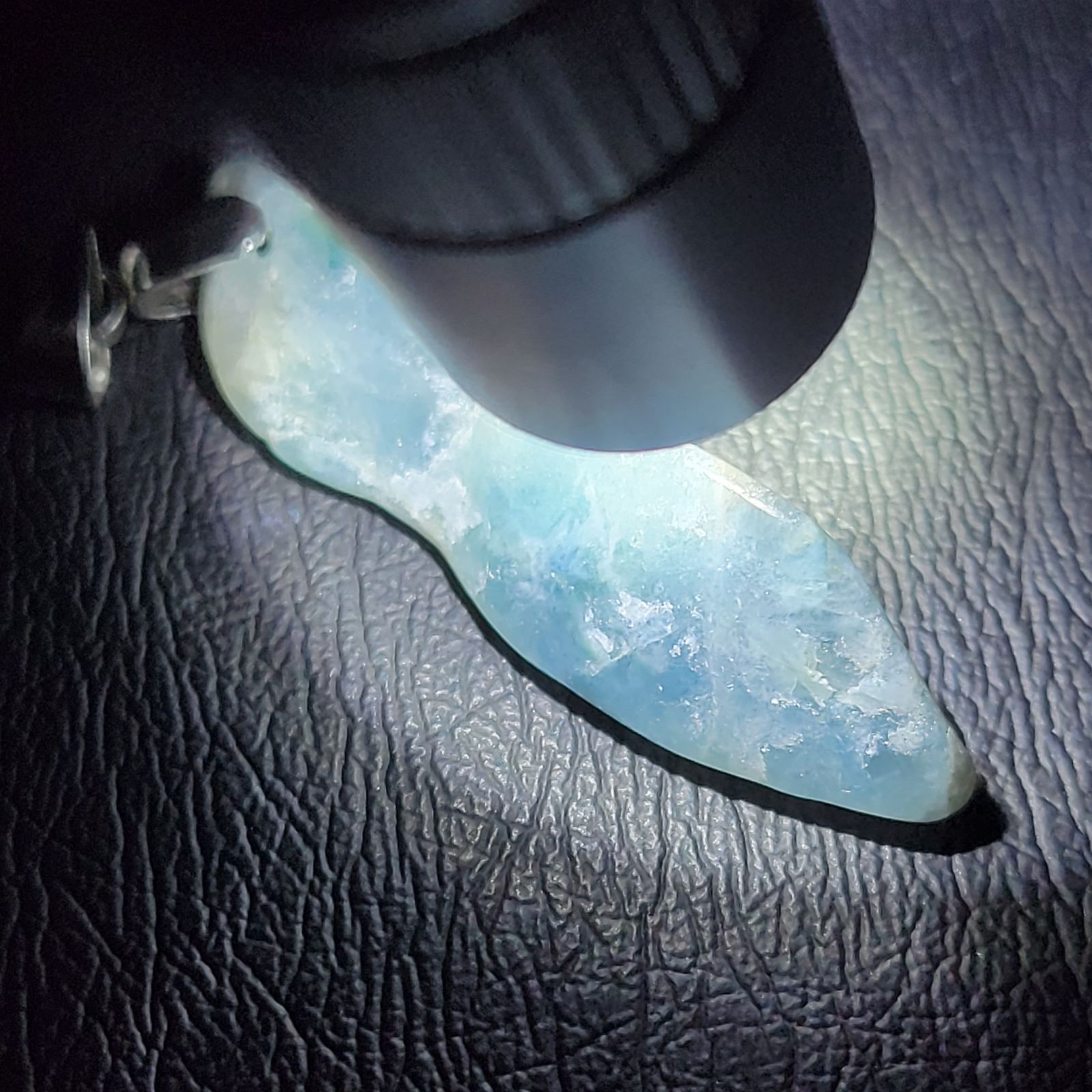 入コン沢原石ペンダントトップ:糸魚川翡翠:金具(ｽﾃﾝﾚｽ)付ms-PT0016