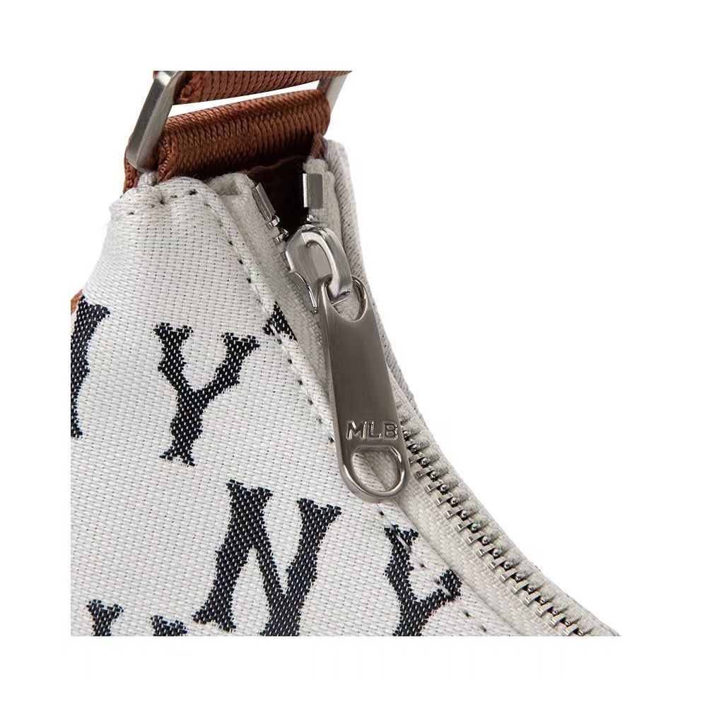 トートバッグ [ MLB ] CLASSIC MONOGRAM JAQUARD HOBOBAG MLB Big Classic Monogram Jacquard New York Yankees Hobo Bag