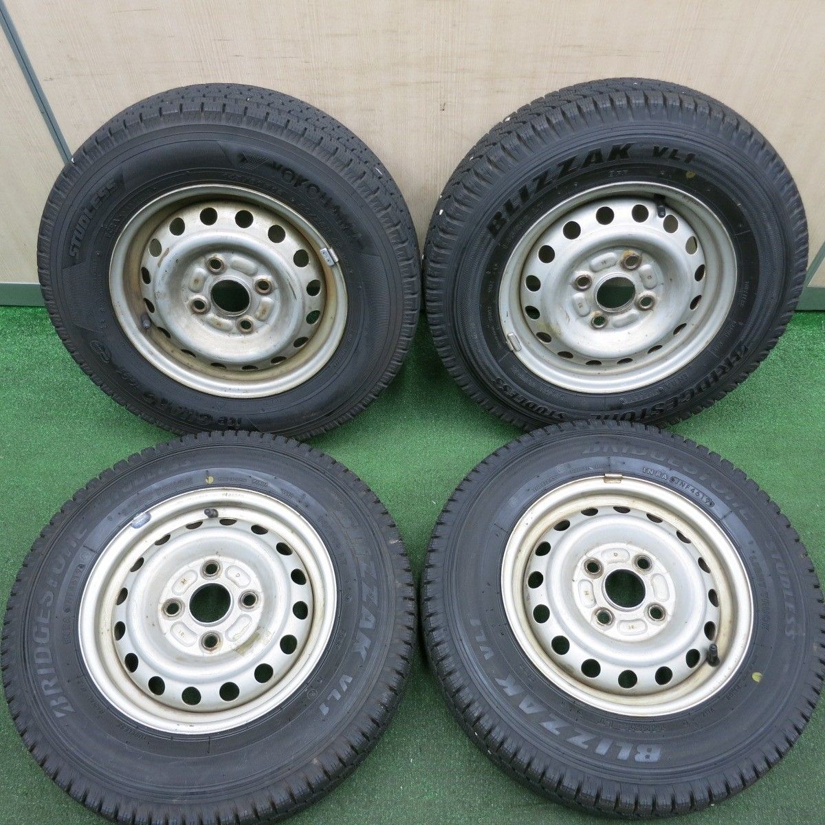 送料無料* バリ溝！ほぼ10分☆スタッドレス 145R12 8PR 145/80R12 