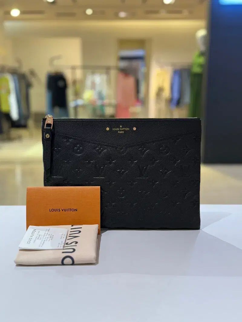 Louis Vuitton エンボス デイリー クラッチバッグ 内蔵チップ 展示商品級 M62937