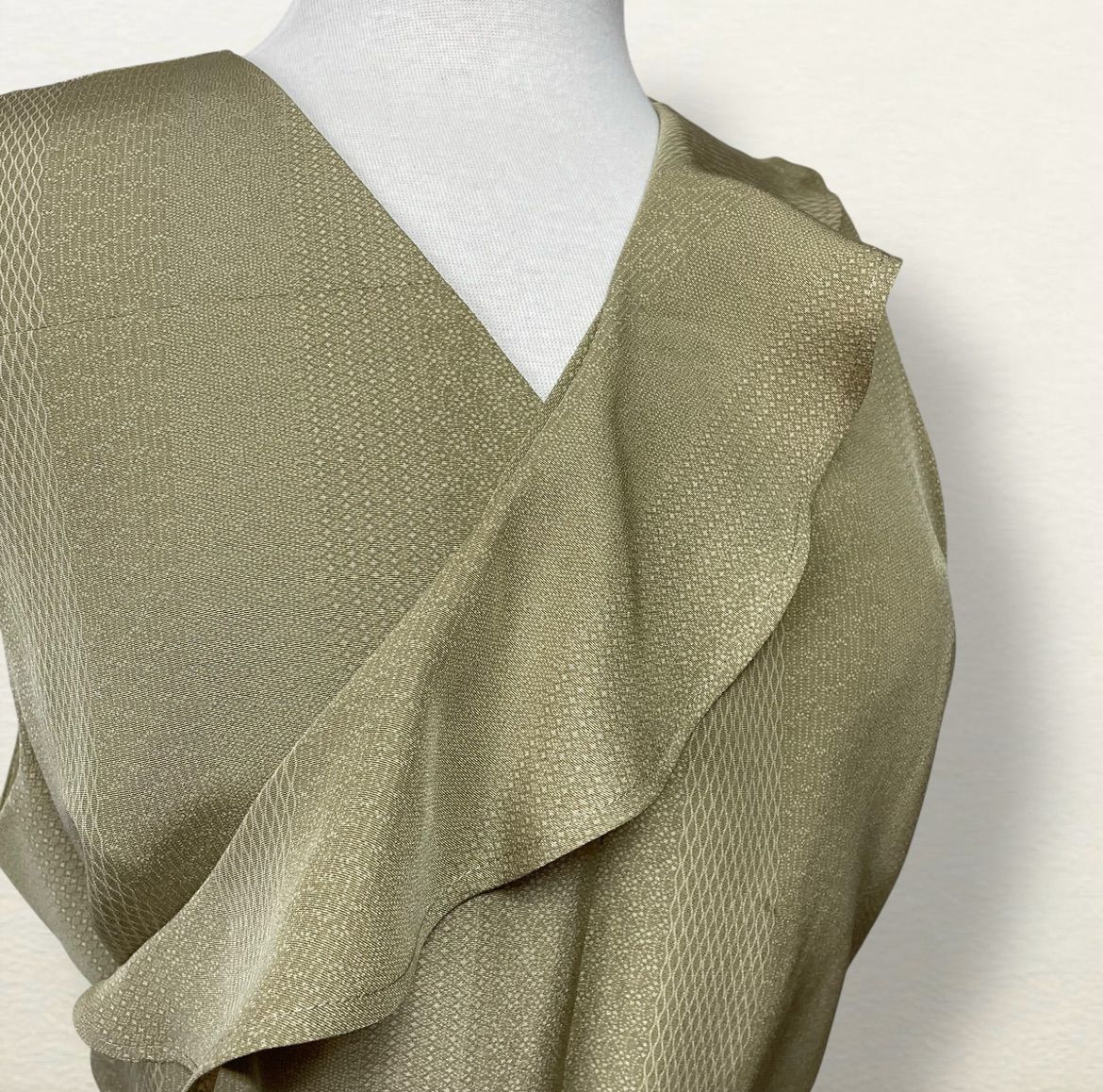 お抹茶みたいな色のお着物で作ったフ ーフリルがエレガントな茶道お稽古着