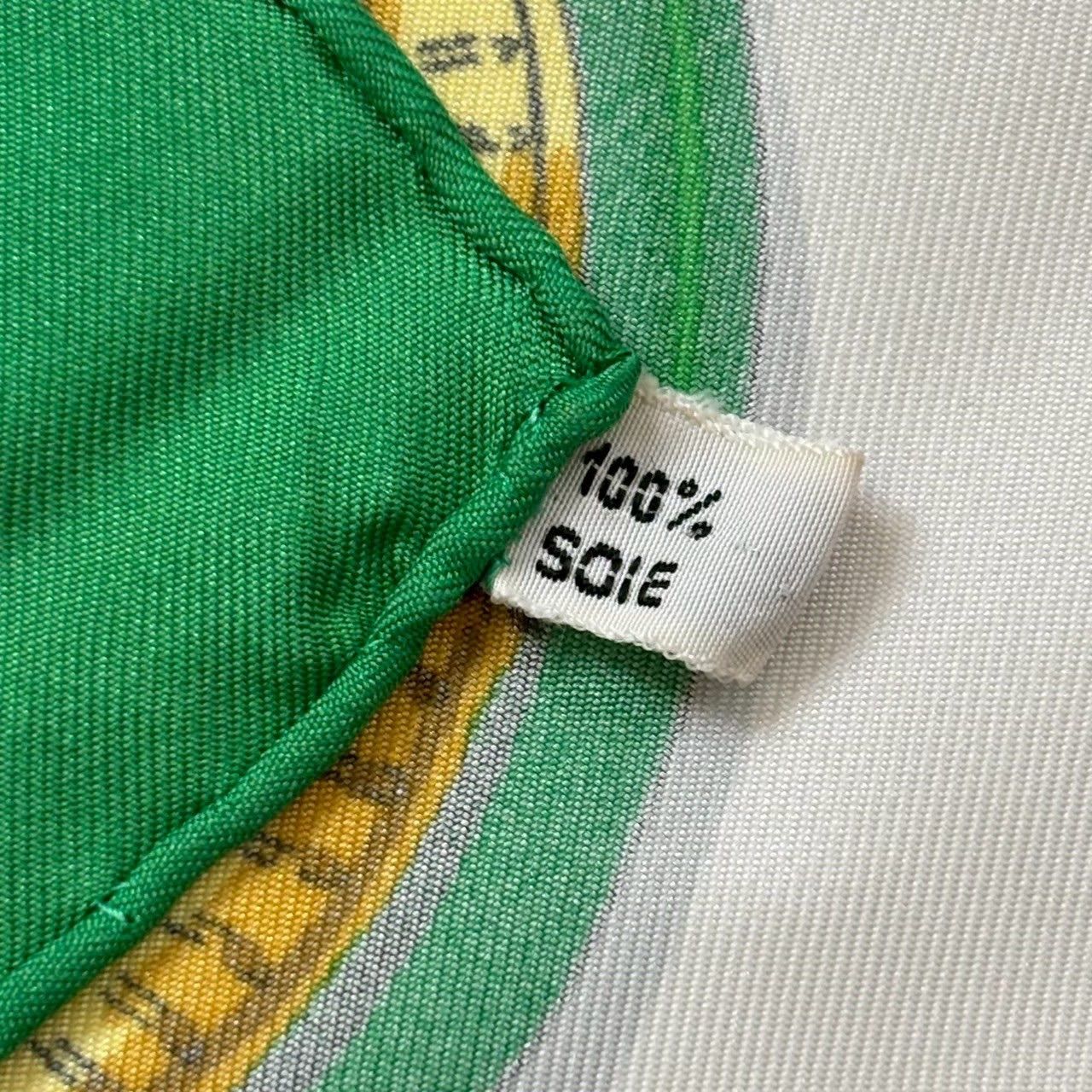 HERMES エルメス スカーフ 緑 金 caty Epaulettes カレ90 レディース