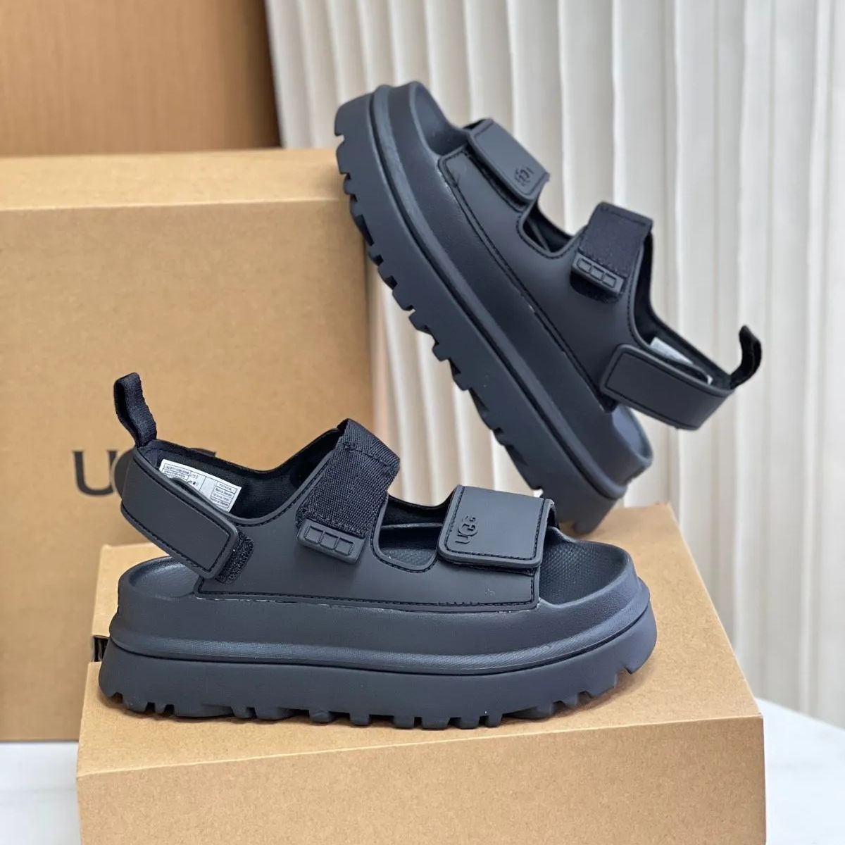 UGG アグ 厚底サンダル レディース ブラック ストラップサンダル