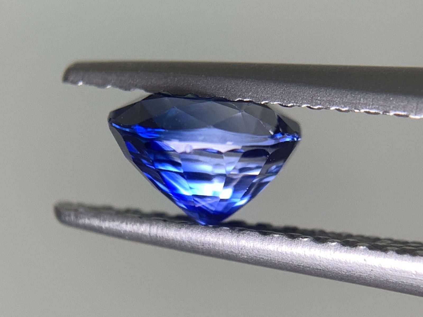 サファイア 天然 1.005ct 中央宝石ソーティング付き 5.96㎜×4.98  