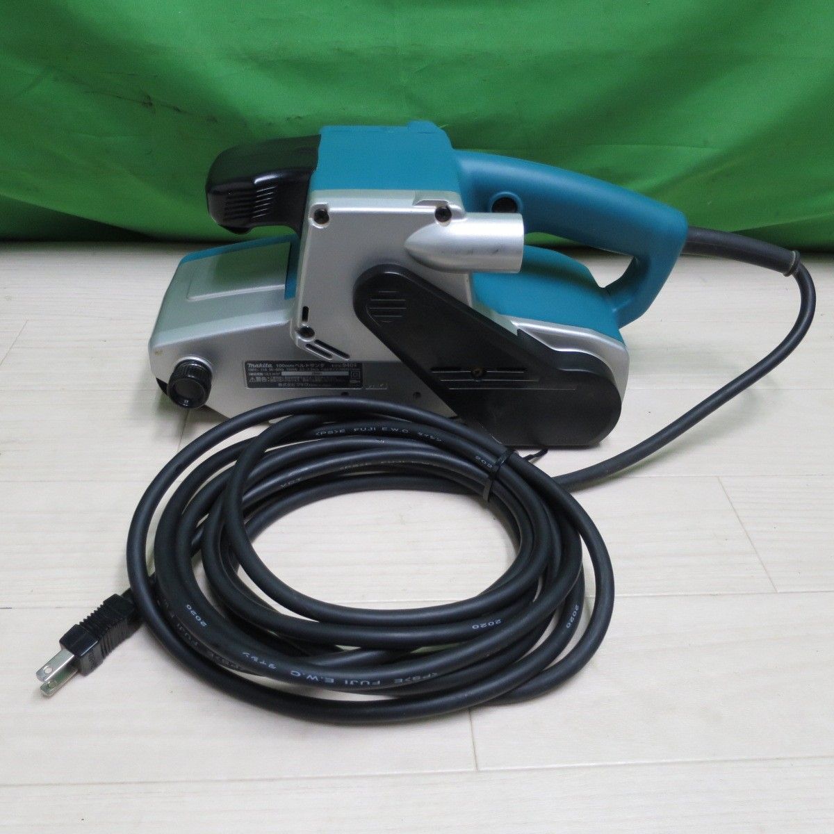 送料無料 キレイ マキタ 100mm ベルトサンダー 9404 電動 工具 研摩 研磨 機 コード式 100V makita