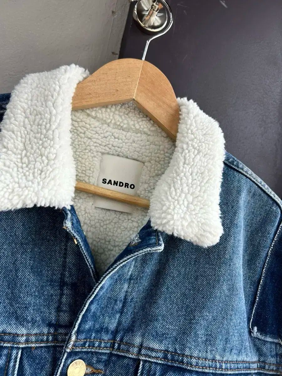 【大人気】SANDRO プリント入り デニム ジャケット 38 ／ SANDRO(サンドロ) シアリング トラッカー デニム