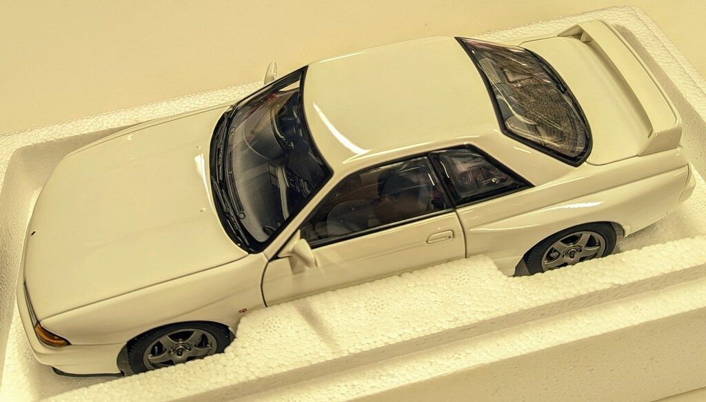 AUTOart 1|18 MILLENNIUM NISSAN SKYLINE GT-R R32 CRYSTAL WHITE 77342
