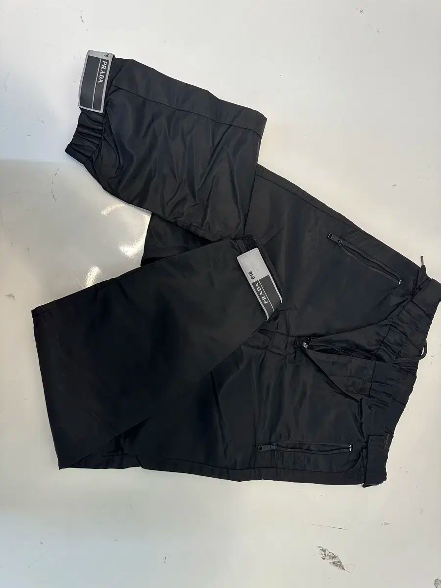 ナイロン PRADA(プラダ) パンツ・ボトムス(メンズ) - 海外通販のBUYMA