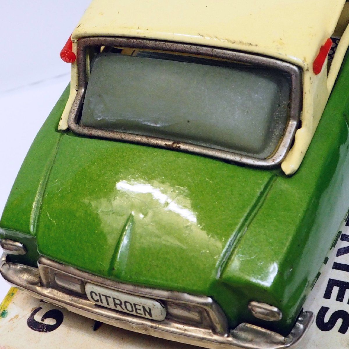 萬代屋 赤箱 740【CITROEN DS19 シトロエン 黄緑】ブリキ 萬代屋 赤箱 740【CITROEN DS19 シトロエン 黄緑】ブリキ