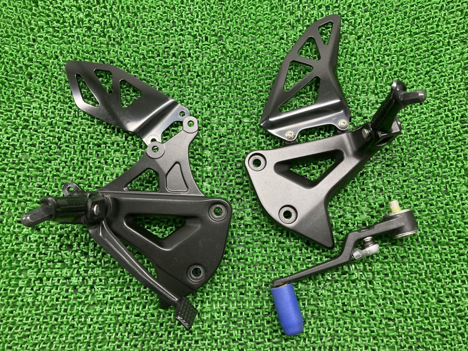 GSX-R1000R ステップ 左右 298843/298844 スズキ 純正 バイク 部品