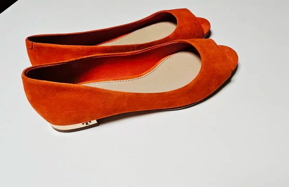 ほぼ新品 （ 235 ） Tory Burch(トリーバーチ) サリナス