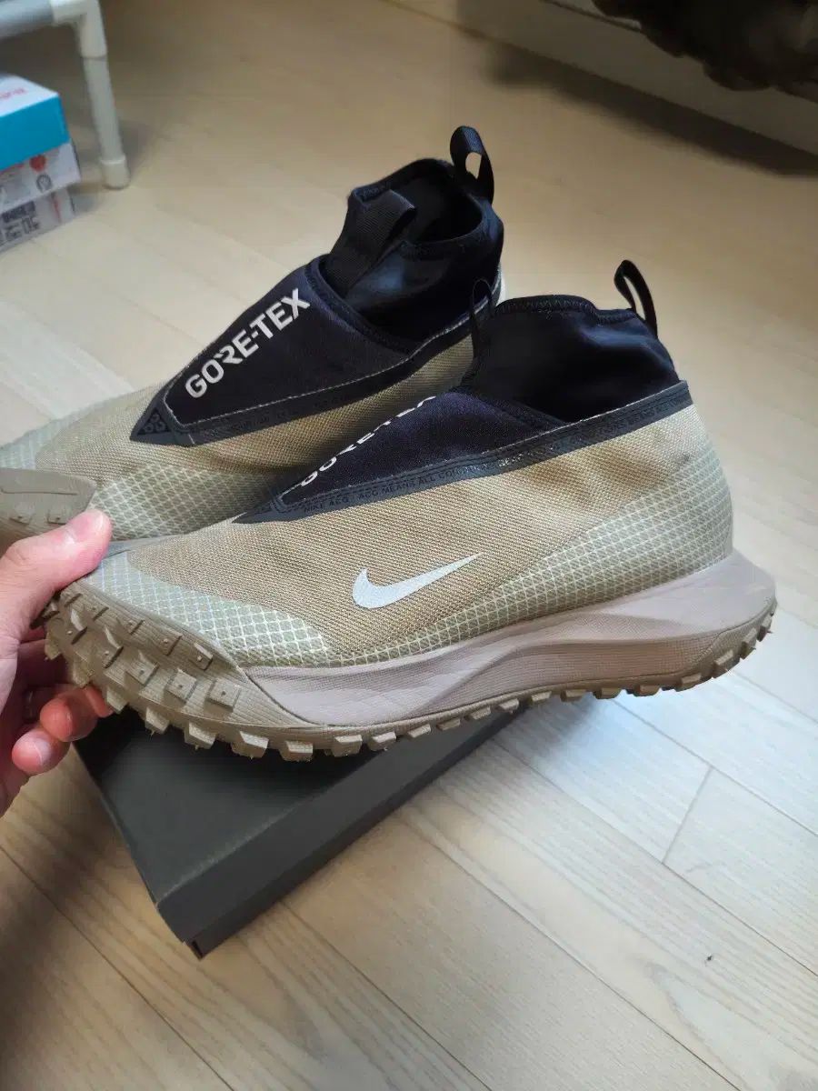 NIKE