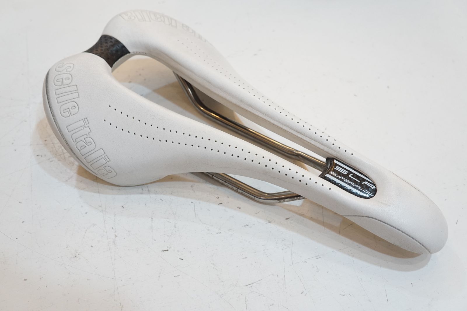 SELLE ITALIA 「セラ イタリア」 SLR SUPERFLOW サドル / バイチャリ浦和ベース