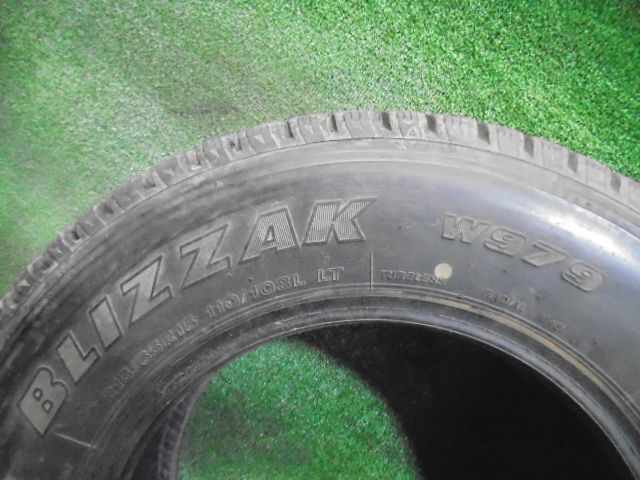 5FO107 N2 残溝11.9mm 製 215 65R15 110 108L LT ブリヂストン ブリザック W979 15インチスタッドレスタイヤ4本セット FFCRYSTALESIA_COM