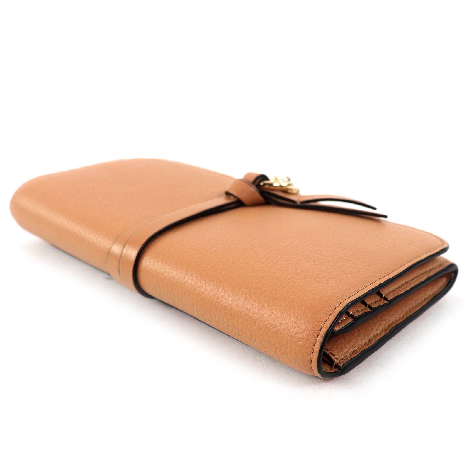 【未使用品】Chloe クロエ　ALPHABETジップ付きロング ウォレット Chloé フラップ付きグレインレザー製Alphabetウォレット | Chloé JP