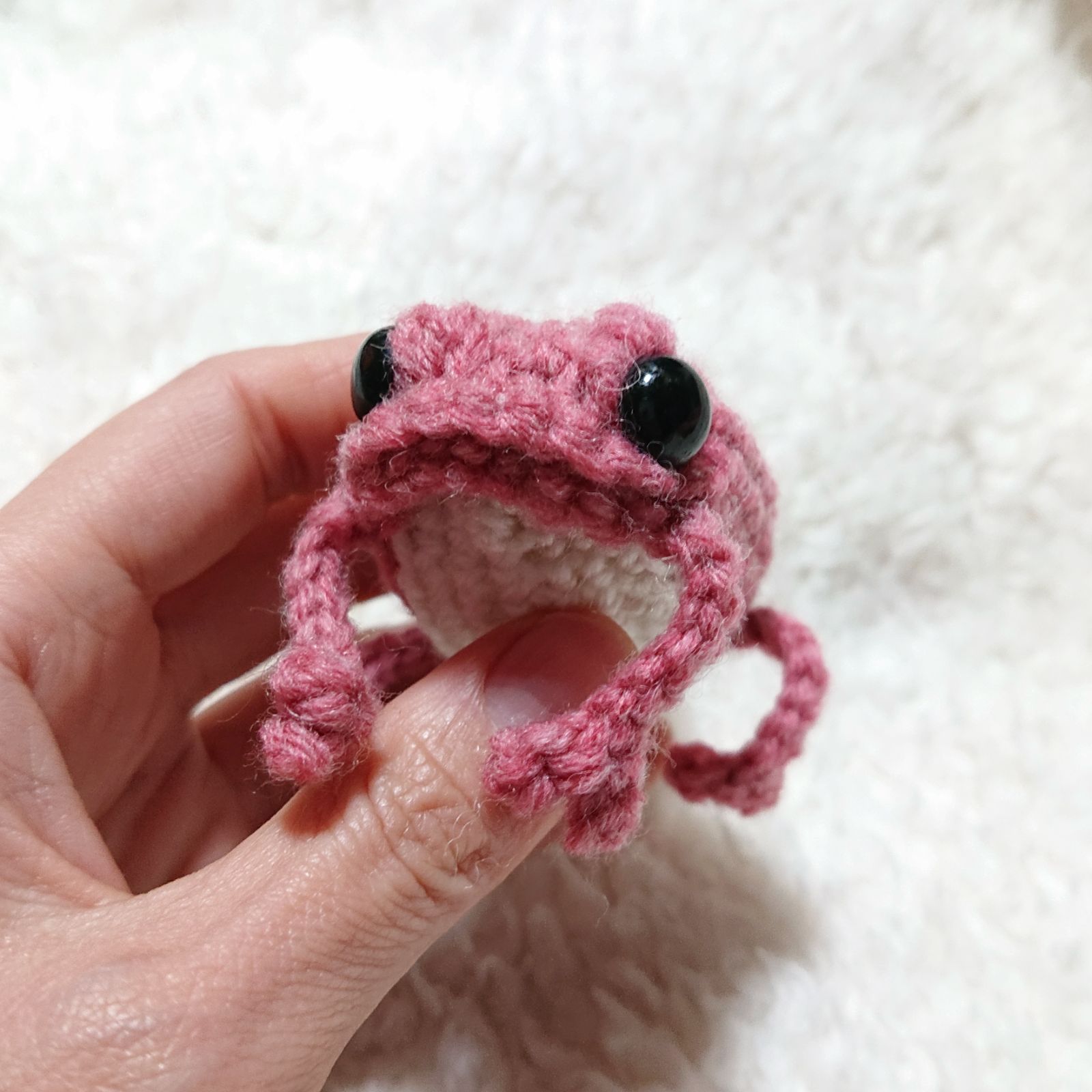 カエルのあみぐるみキーホルダー ピンク 曇っ