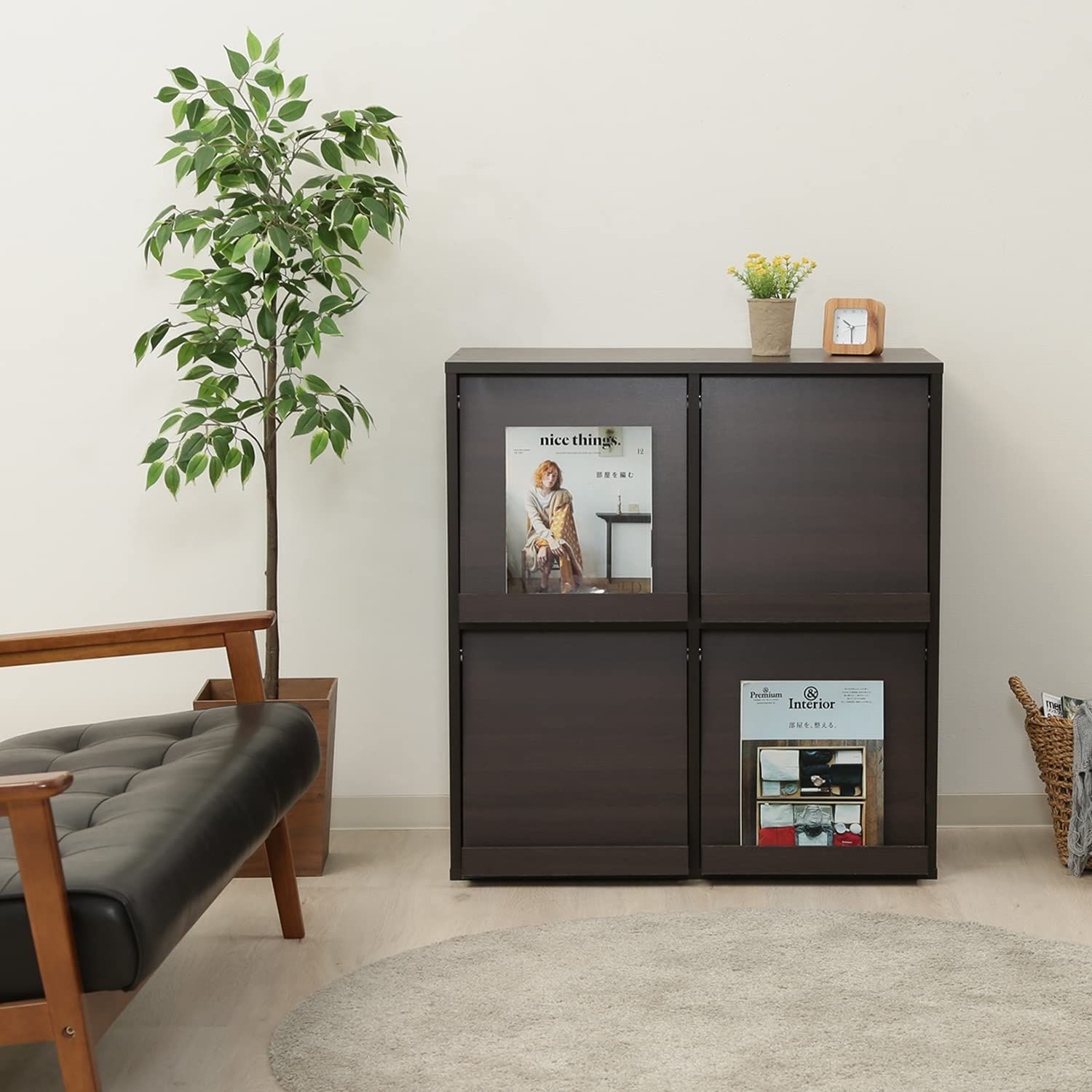 不二貿易 Fujiboeki ディスプレイラック 本棚 幅80×奥行46.5×高さ85cm ブラウン 4マス フラップ扉 サイドボード マガジンラック 86032