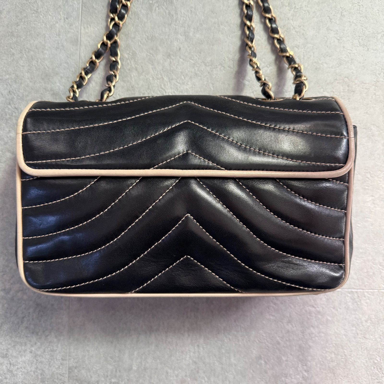 希少 シャネル シェブロン ターンロック Wチェーンショルダーバッグ
