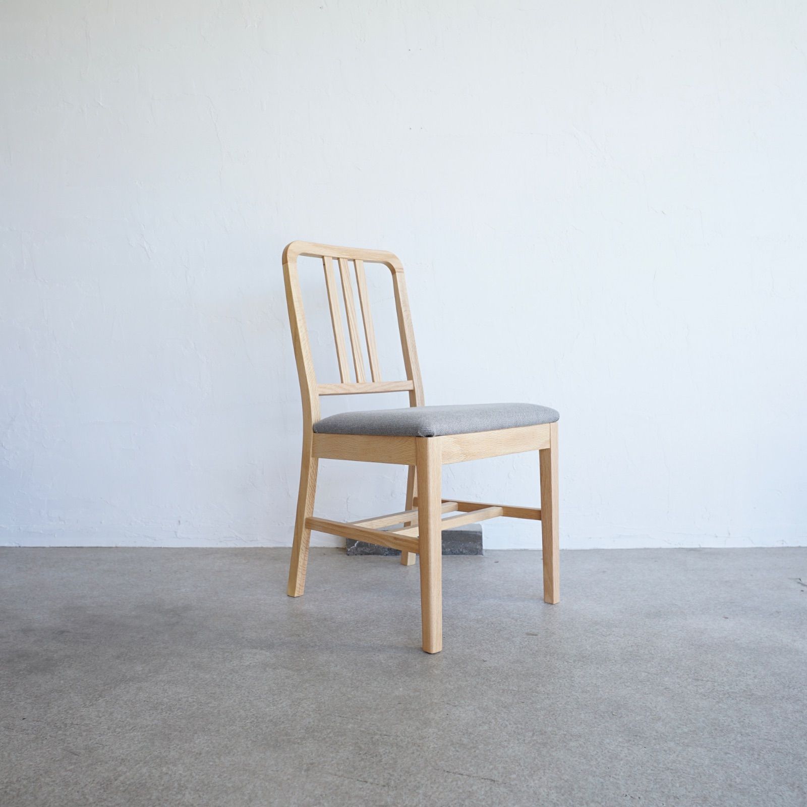 ダイニングチェア|オーク無垢材|ナチュラル|椅子|北欧|ネイビーチェア|座面ファブリック|cafe