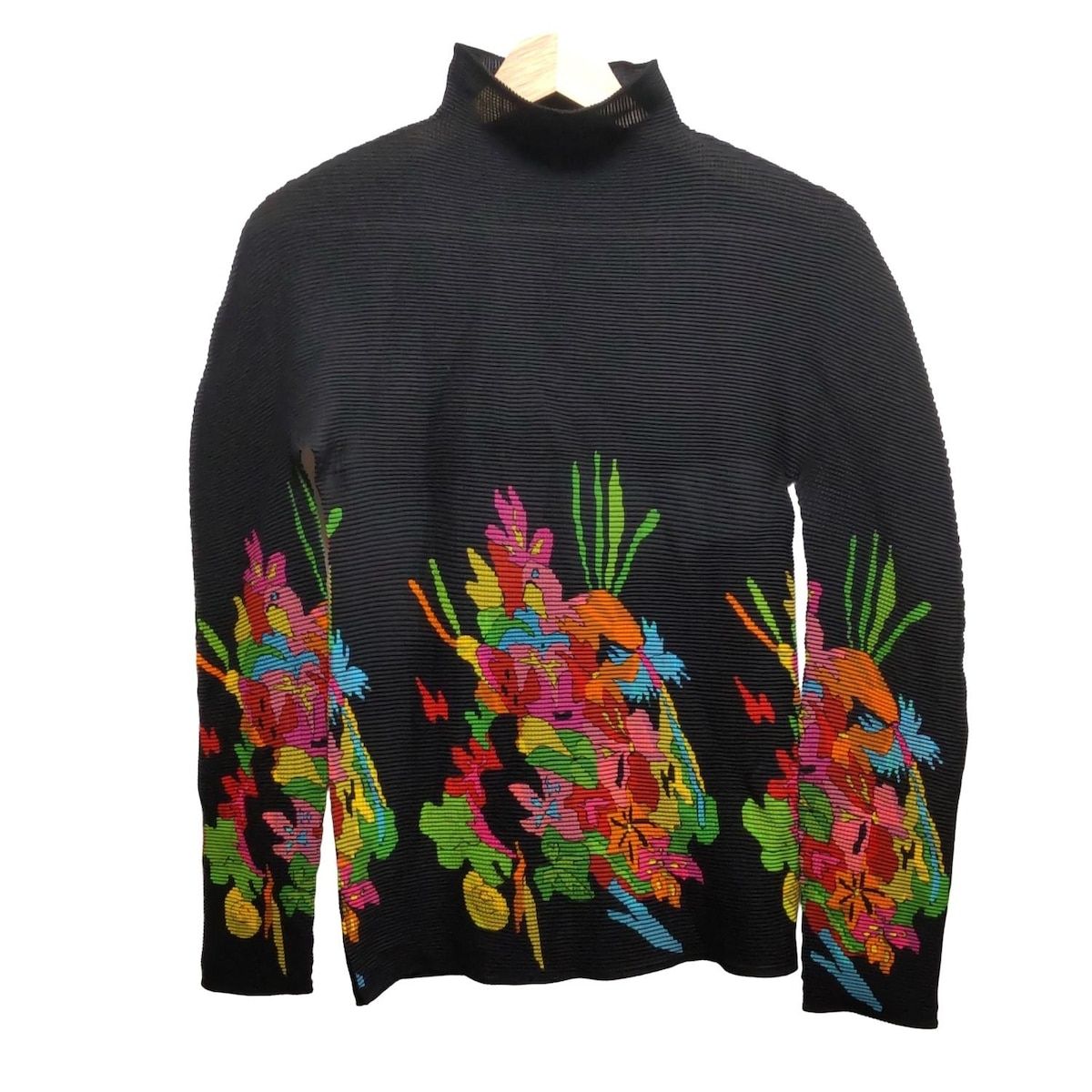 me ISSEY MIYAKE ミー|イッセイミヤケ 長袖カットソー レディース - 黒×マルチ ハイネック|花柄