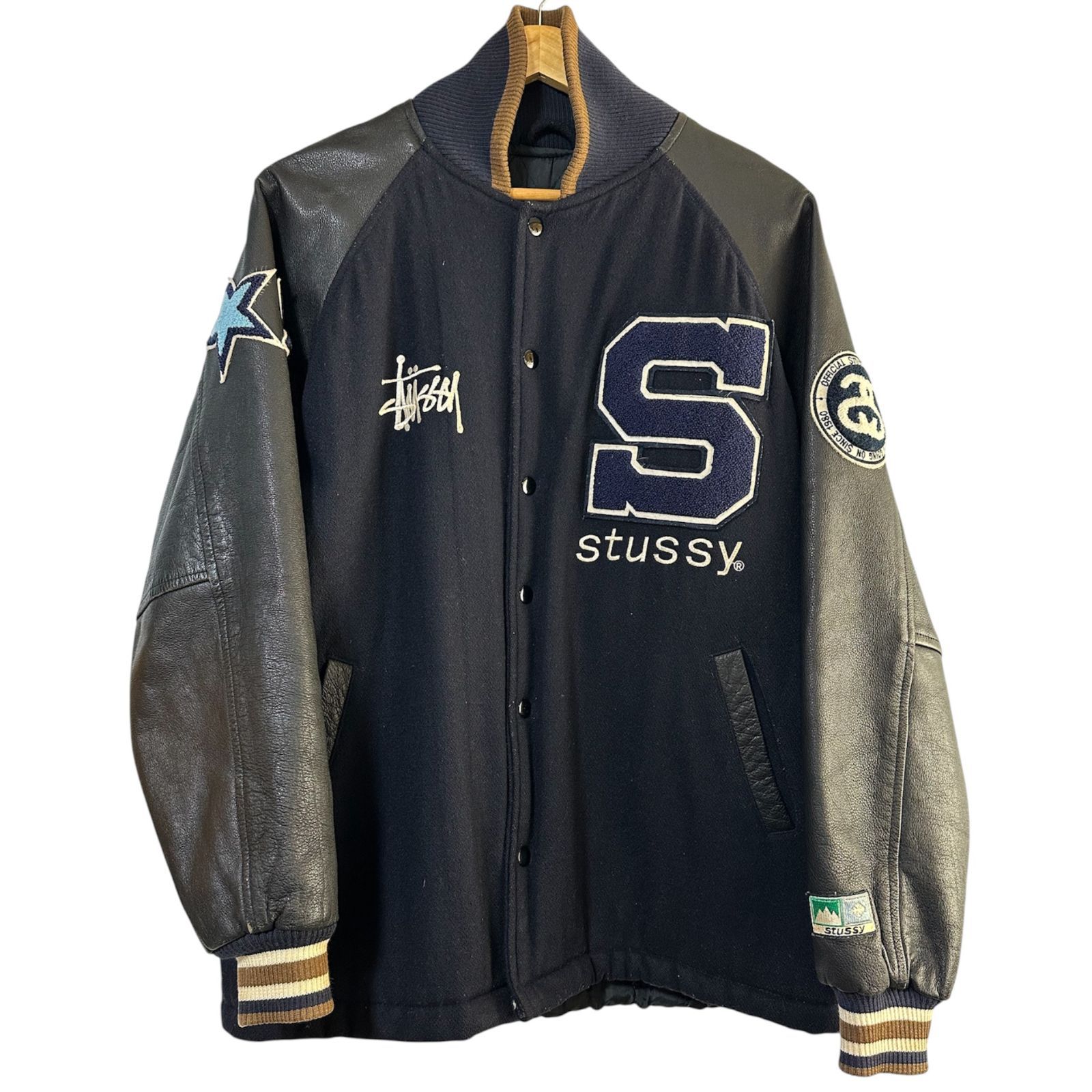 Stussy スタジャン シャネルロゴ ネイビー Stussy スタジャン シャネルロゴ ネイビー メンズ