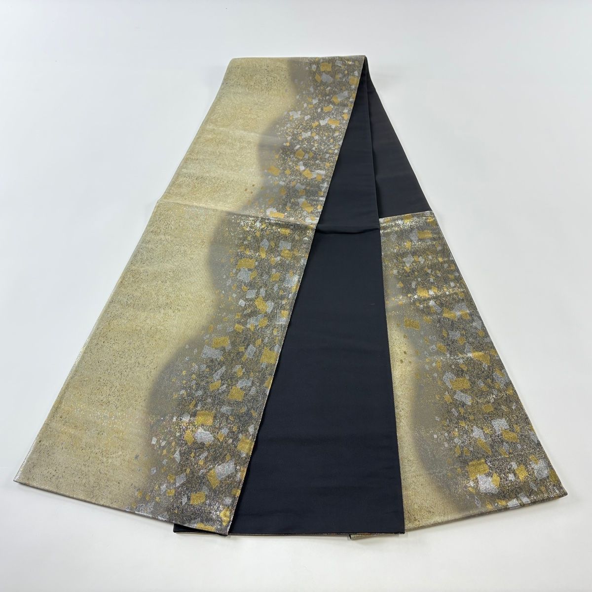 ［六通］袋帯　中古美品　絹彩夢箔　438cm O-425 袋帯 美品 秀品 薬玉 菊 箔 金銀糸 墨色 六通 正絹 【中古