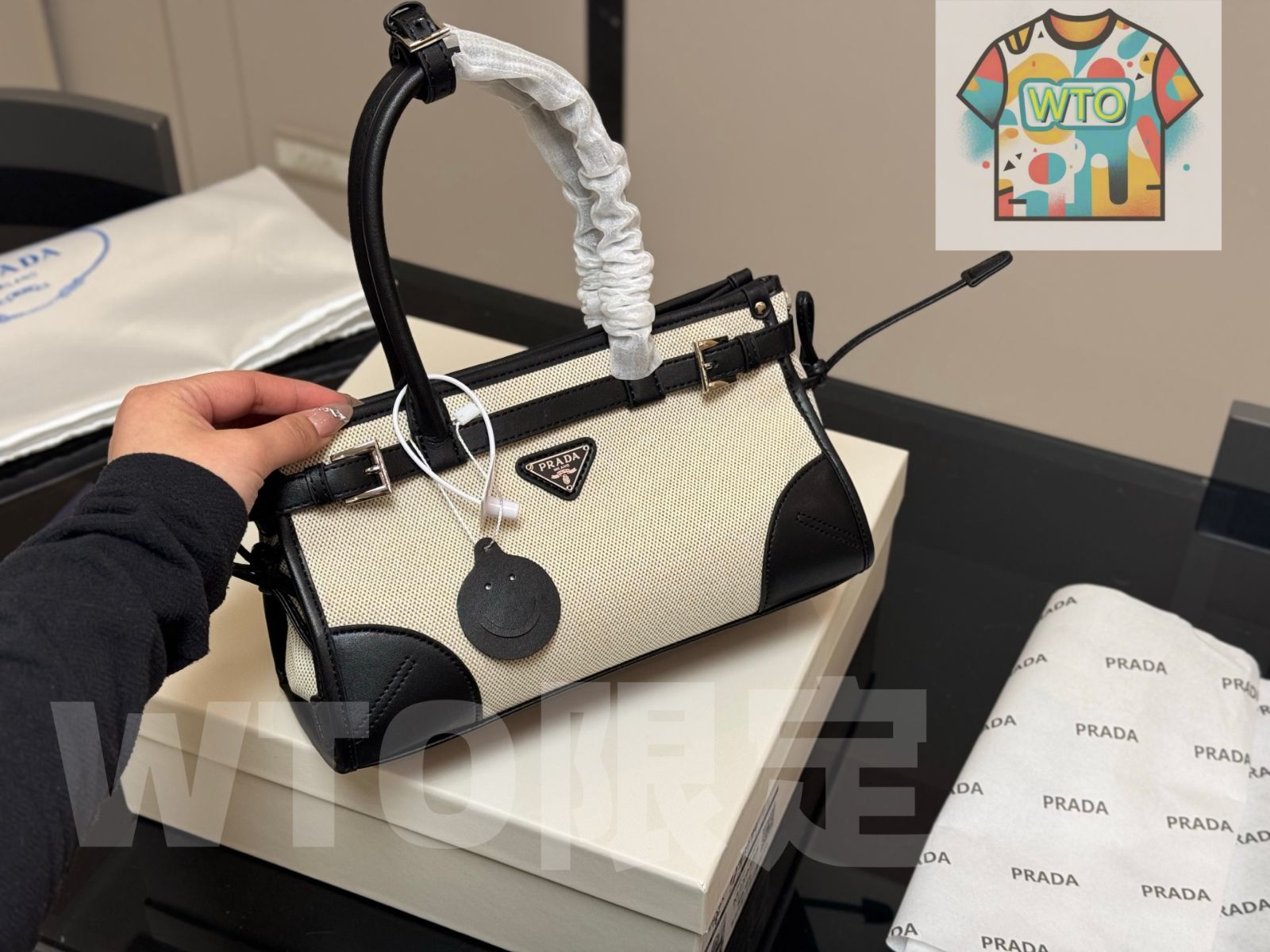 今日 Prada Soft Lux Canvas Underarm Bag プラダ ソフトラックス キャンバス アンダーアームバッグ-WTO輸入