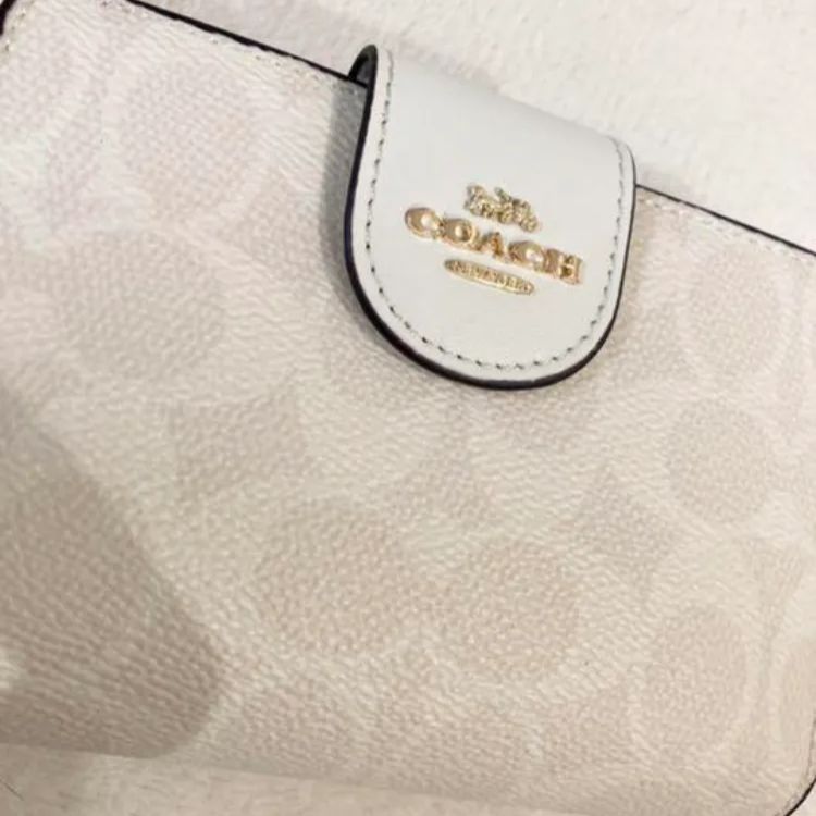 新品 ♡ COACH コーチ 折り財布 シグネチャーホワイト サドル - メルカリ