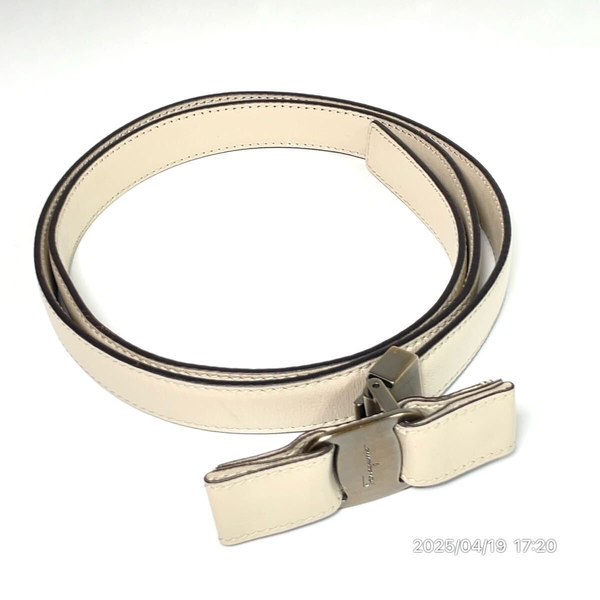 Ferragamo サルヴァトーレフェラガモ リボン グレーベージュ系 レザー 革 ベルト ファッション アイテム 服装小物