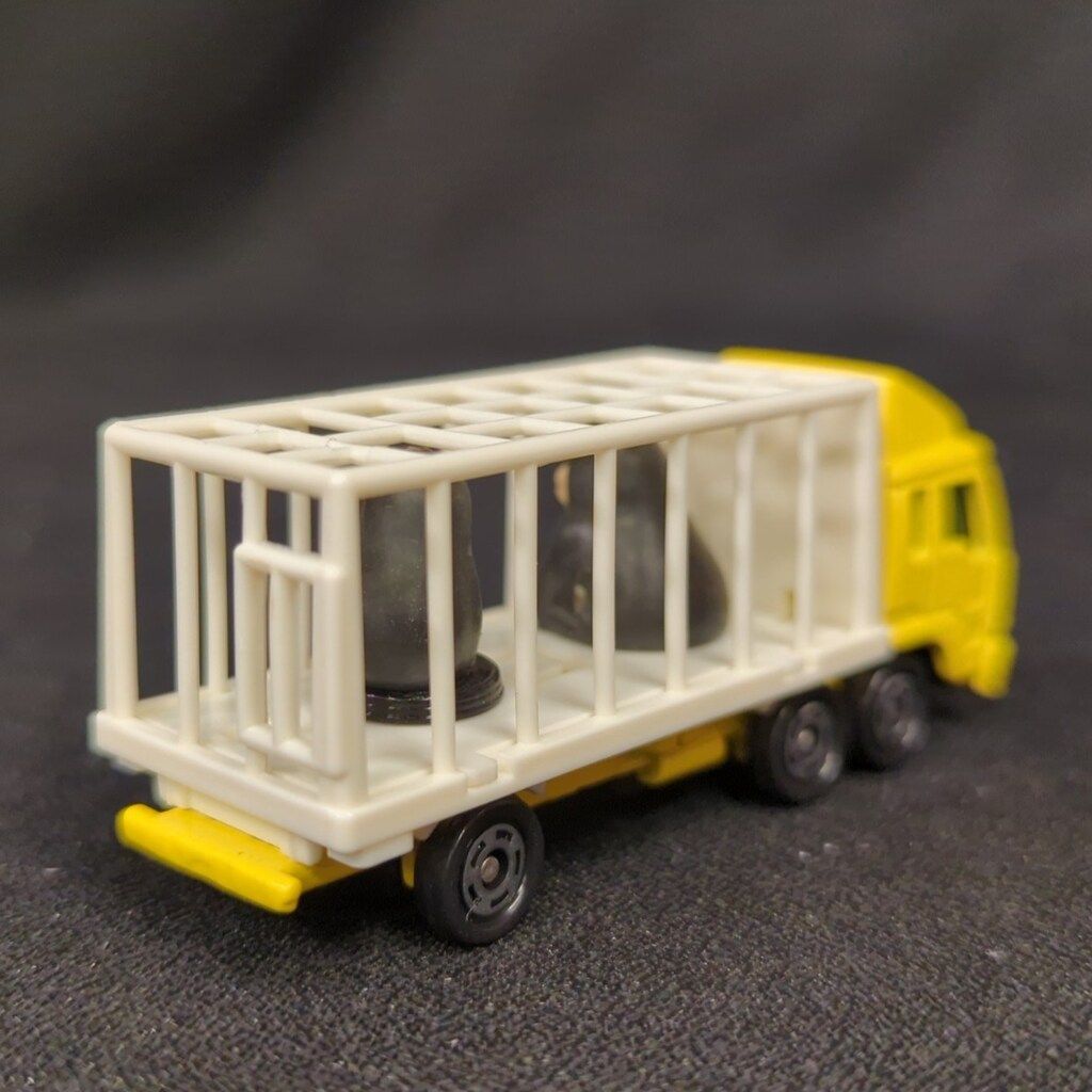 TOMY トミカ赤箱中国製 三菱ふそう 動物運搬車 (黒色ゴリラ) 108