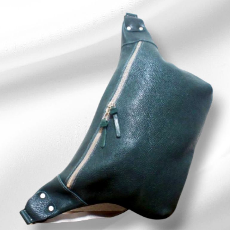 情緒豊かな ハンドメイド ボディバッグ ヌメ本革 特大 クリーマ ダークグリーン 大容量 ダンディ ♥1102 話題