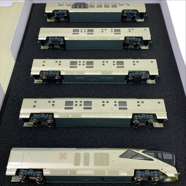 TRAIN SUITE
