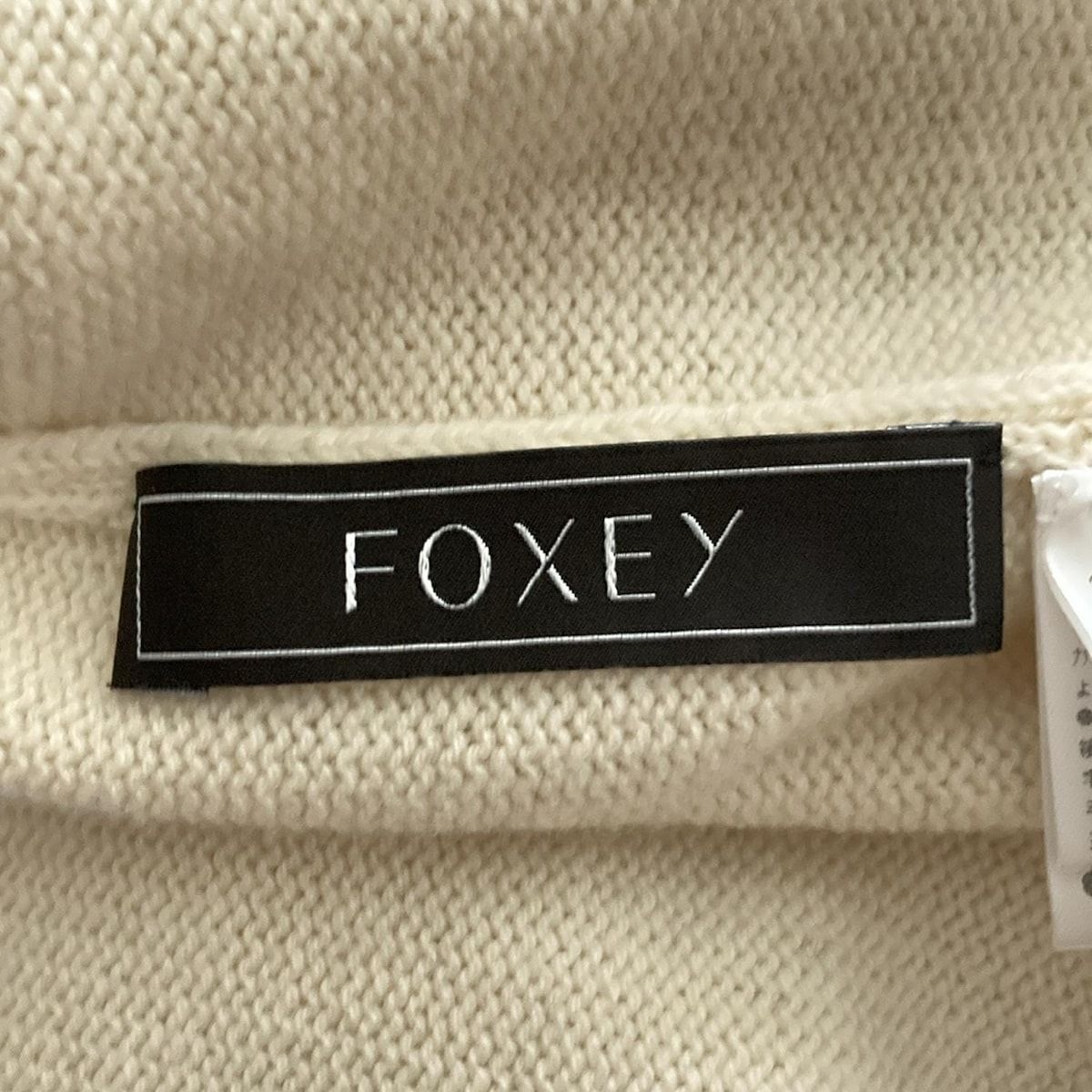 FOXEY - FOXEY(フォクシー) カーディガン サイズ40 M レディース - 37168 アイボリー 長袖/カシミヤ FOXEY フォクシー ニットカーディガン 長袖 Vネック ビジュー