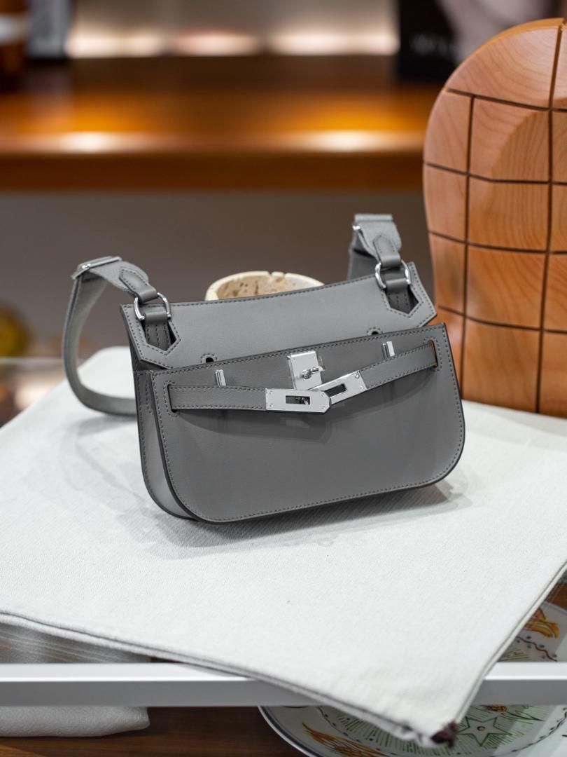 新品未使用タグ付き 完売品 ボンポワン エコファー ショルダーバッグ