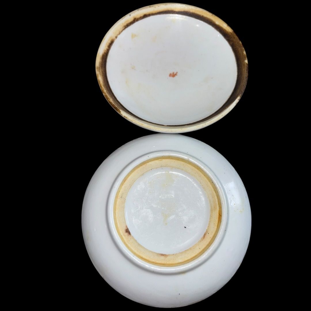 中国美術　中国陶磁器　色絵粉彩　牡丹に蝶々の図　小壺　花入れ　花瓶　オブジェ 中国美術品 青花磁花鳳紋壺 景徳鎮 陶磁器 装飾品 現代工芸品