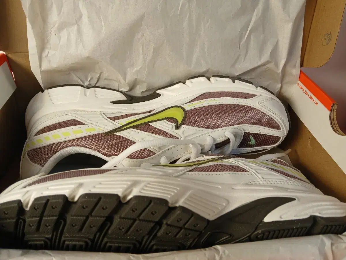 ナイキ スニーカー 白 ブラウン 蛍光