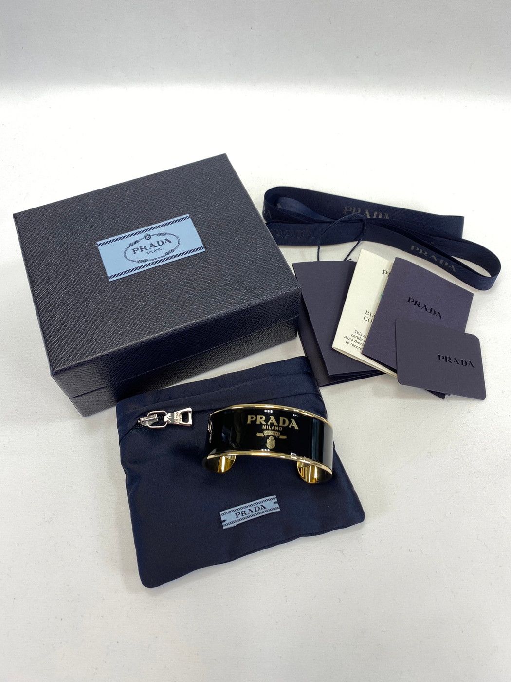 PRADA プラダ エナメルメタル カフブレスレット バングル 黒 PRADA プラダ エナメルメタル カフブレスレット バングル 黒