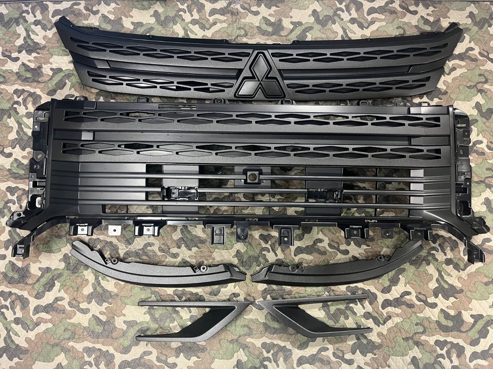 新型デリカD5 後期 フロントグリル フォグベゼル チッピング塗装 ラプター塗装