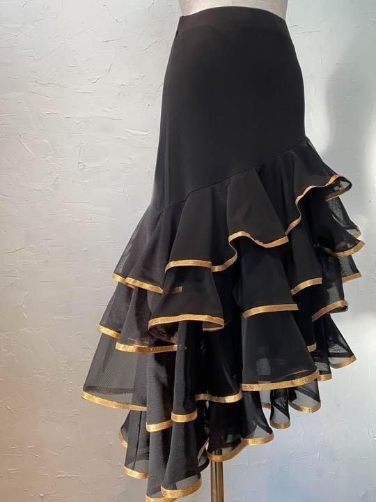 【豪華】新品　段々フリル　裾ゴールデンラメリボン　ラテンスカート黒ｐ3235 豪華】新品 段々フリル 裾ゴールデンラメリボン ラテンスカート黒
