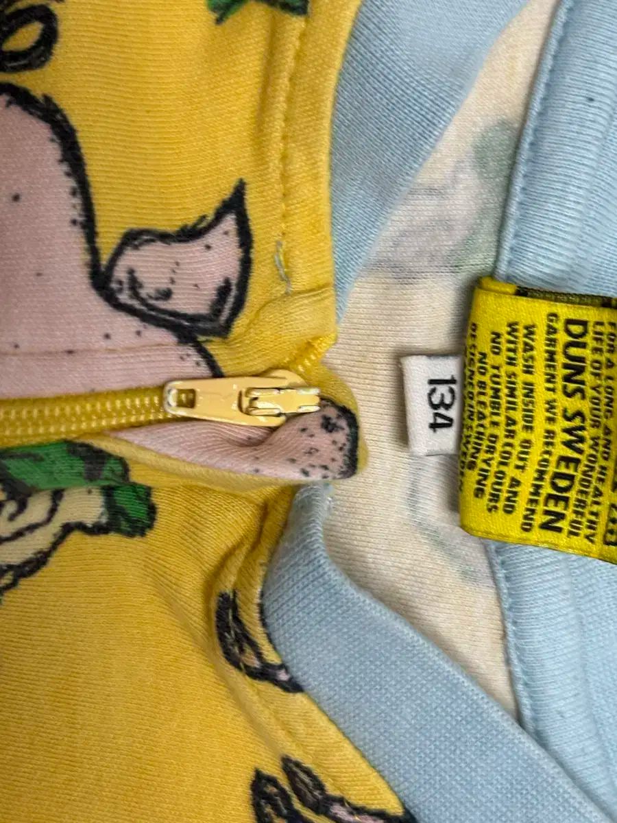 劣等生 黄色いブタのジップアップ