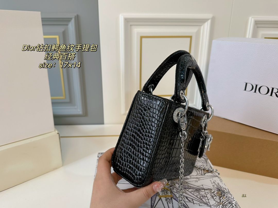 今日特価】DIOR Lady Dior 満ストーンボタンとアリゲーター柄の