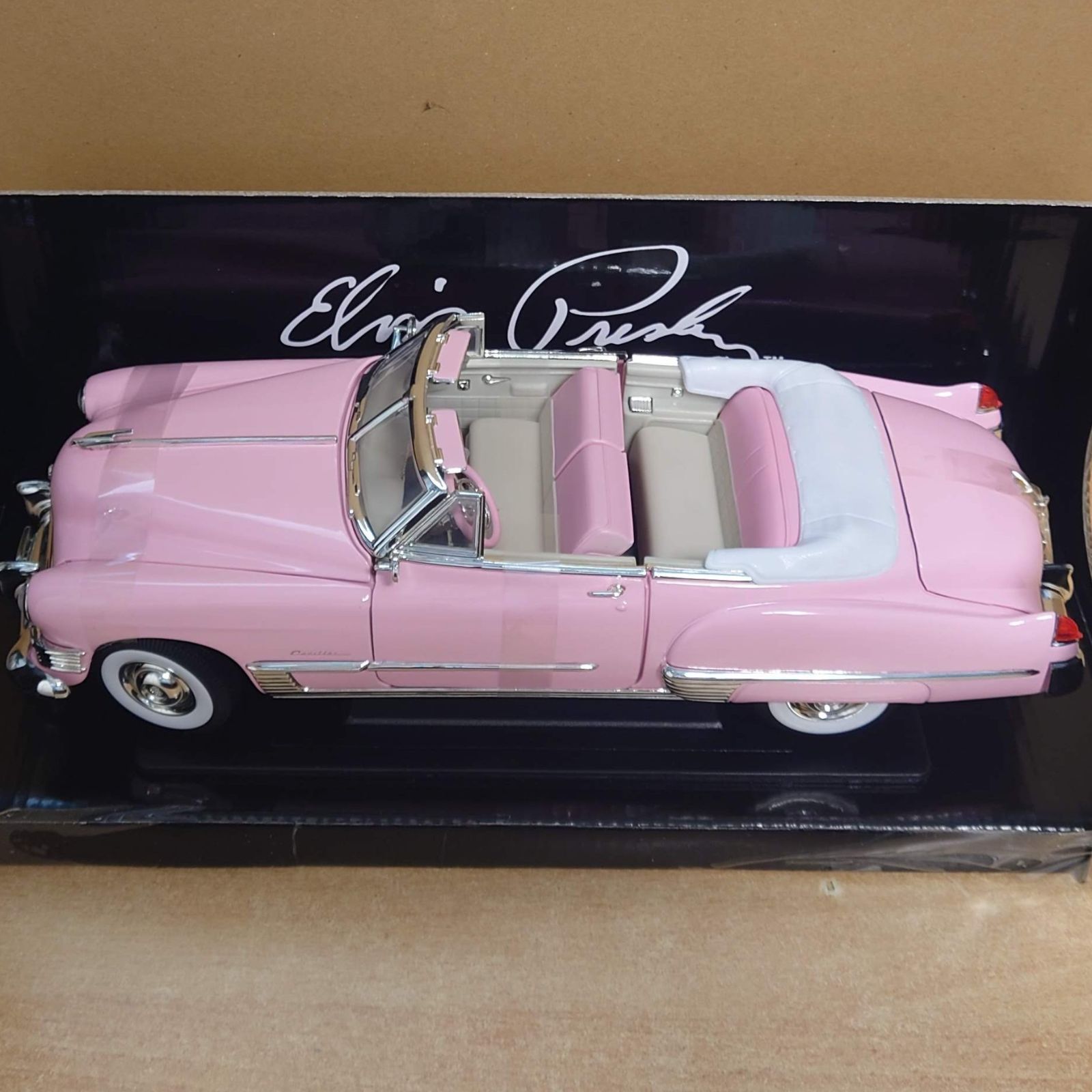 1/18 ピンクキャデラック シリーズ62 クーペオープンカー 1949 ダイ