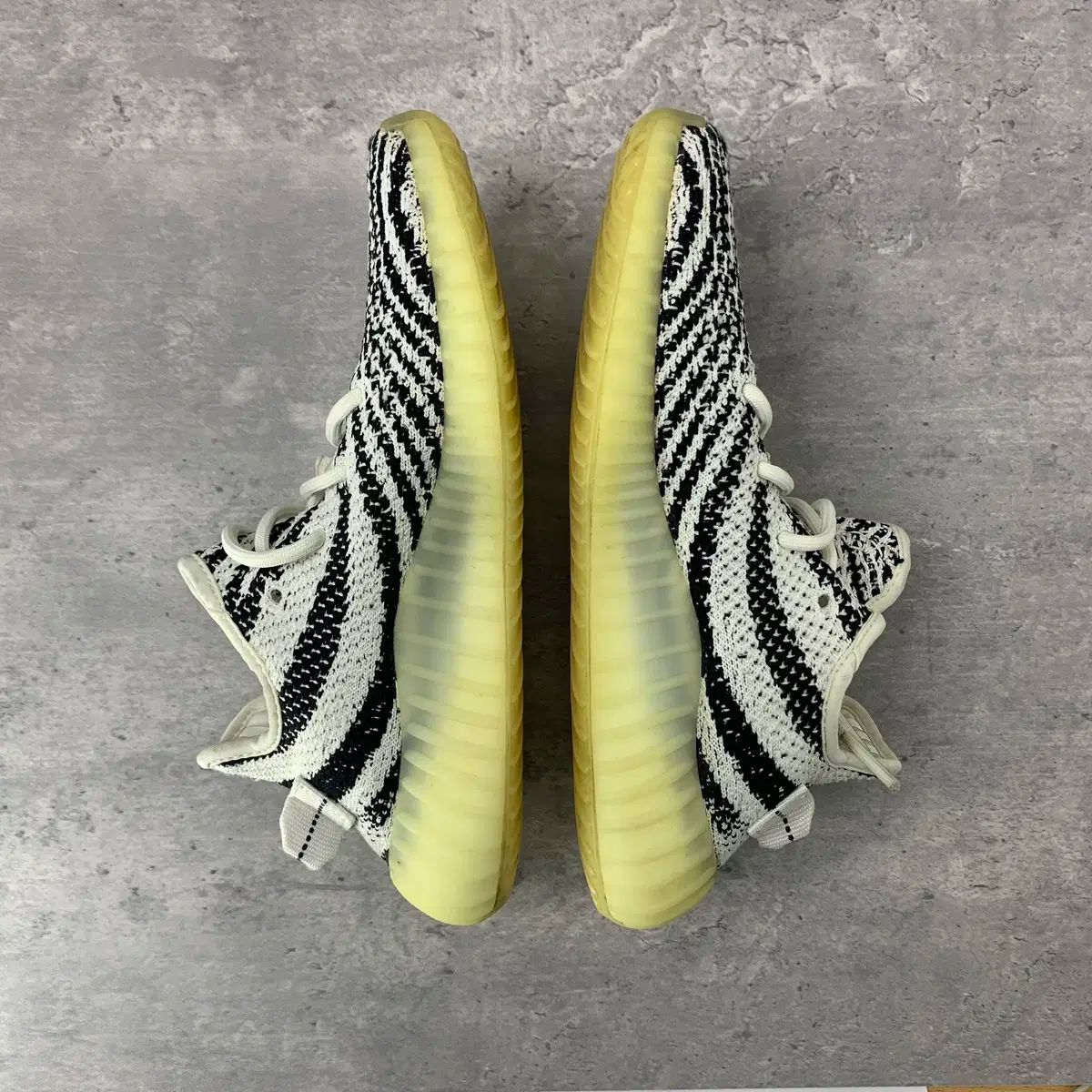 235 adidas(アディダス) イージー ブースター 350 V2 ゼブラ CP9654
