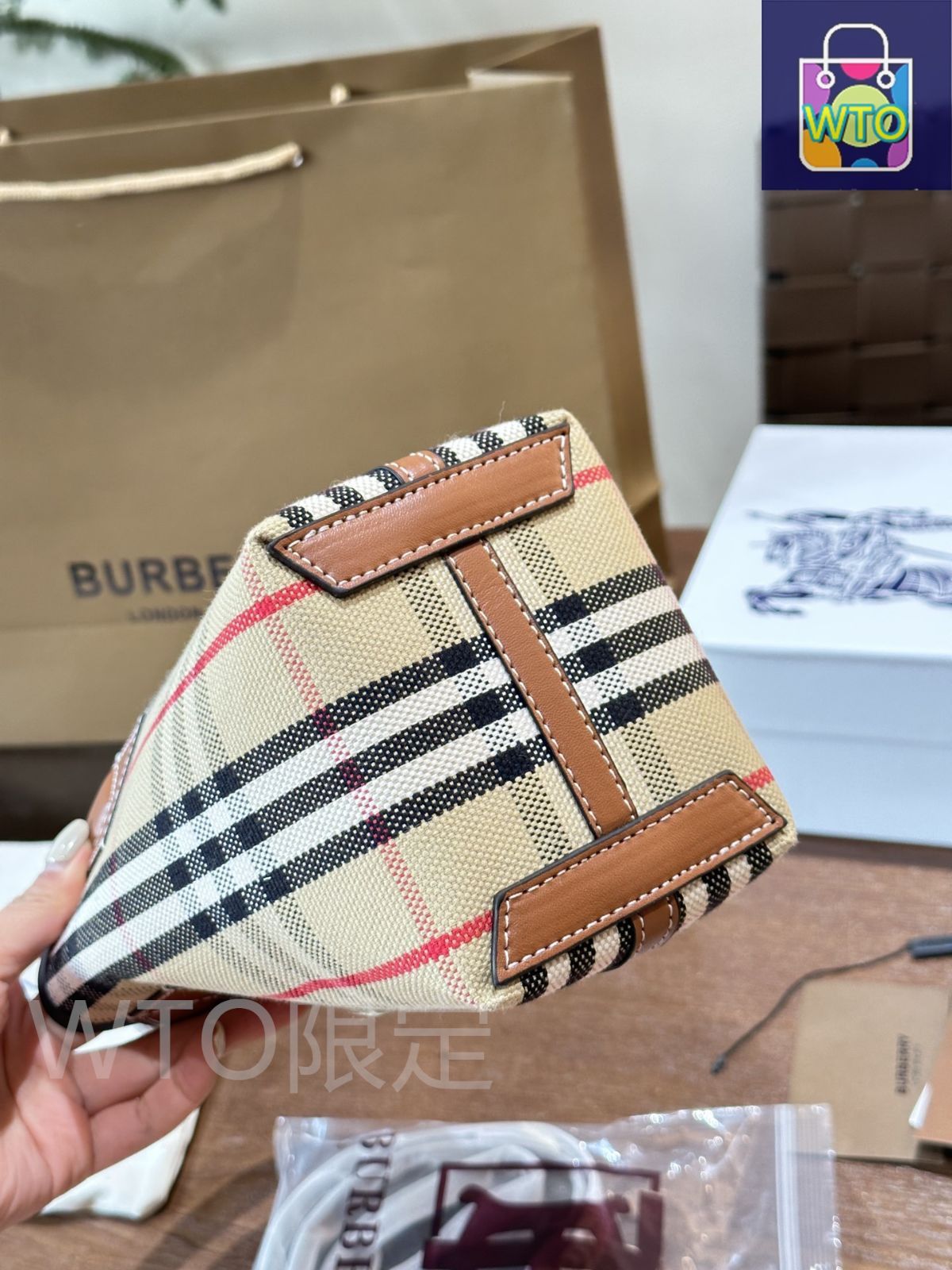 送料関税込★Burberry★ミニロンドン トートバッグ★BEIGE 今日特価】Burberry Mini London Tote Bag - バーバリー ミニ