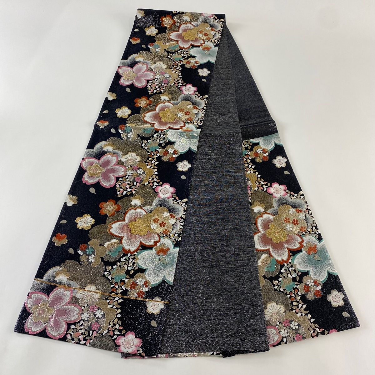 袋帯 美品 秀品 桜 花びら 金銀糸 箔 黒 六通 正絹 【中古
