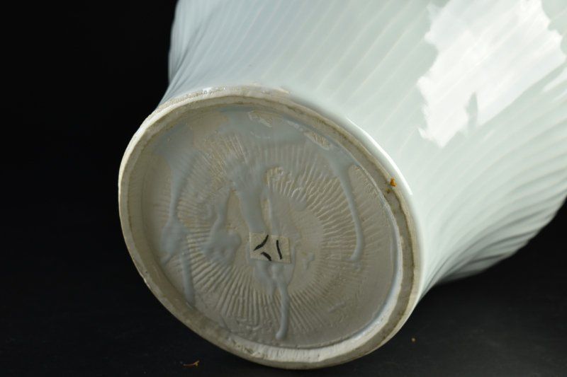 蔵A5557 上田恒次 木野皿山窯 白磁縞手 花瓶 共箱 WWW_IBETON_RU