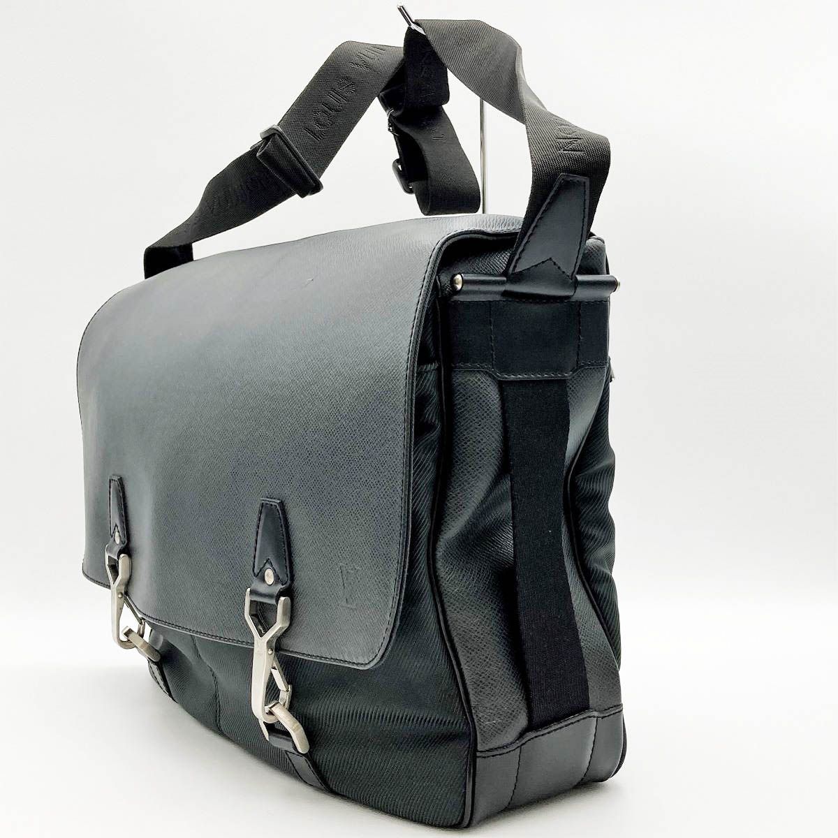 美品 ルイヴィトン タイガ デルスー 黒 レザー メッセンジャーバッグ  