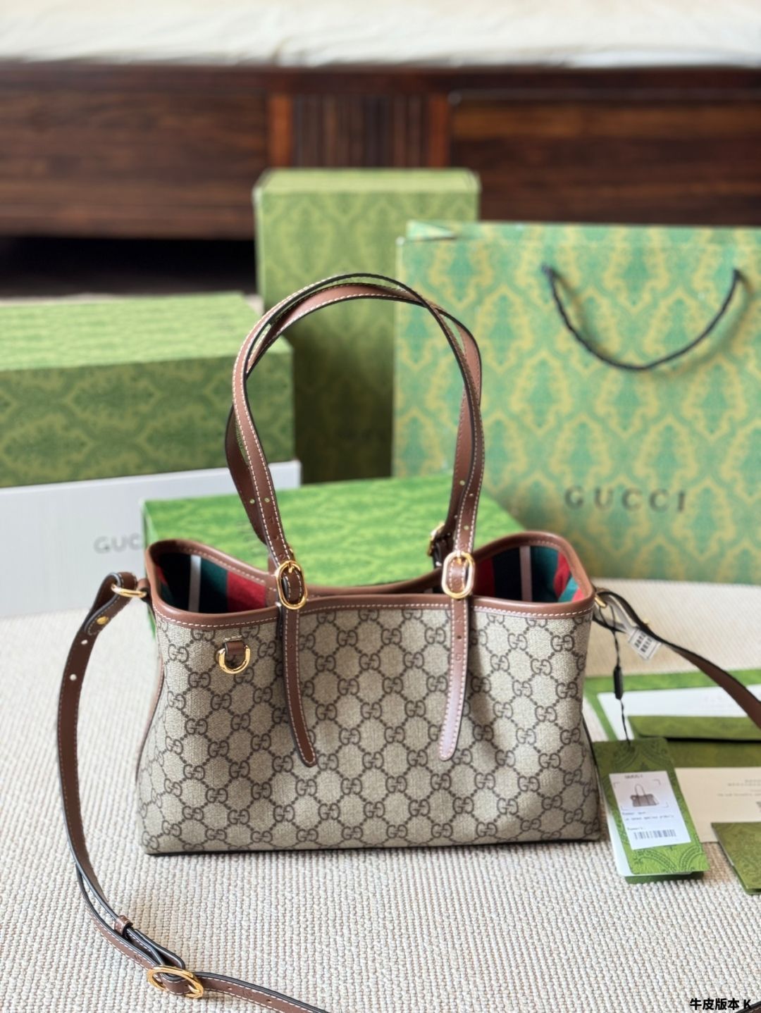 今日 Gucci Emblem ニューアイテム ショッピングバッグ トートバッグ - GG× ストライプ コンビネーション