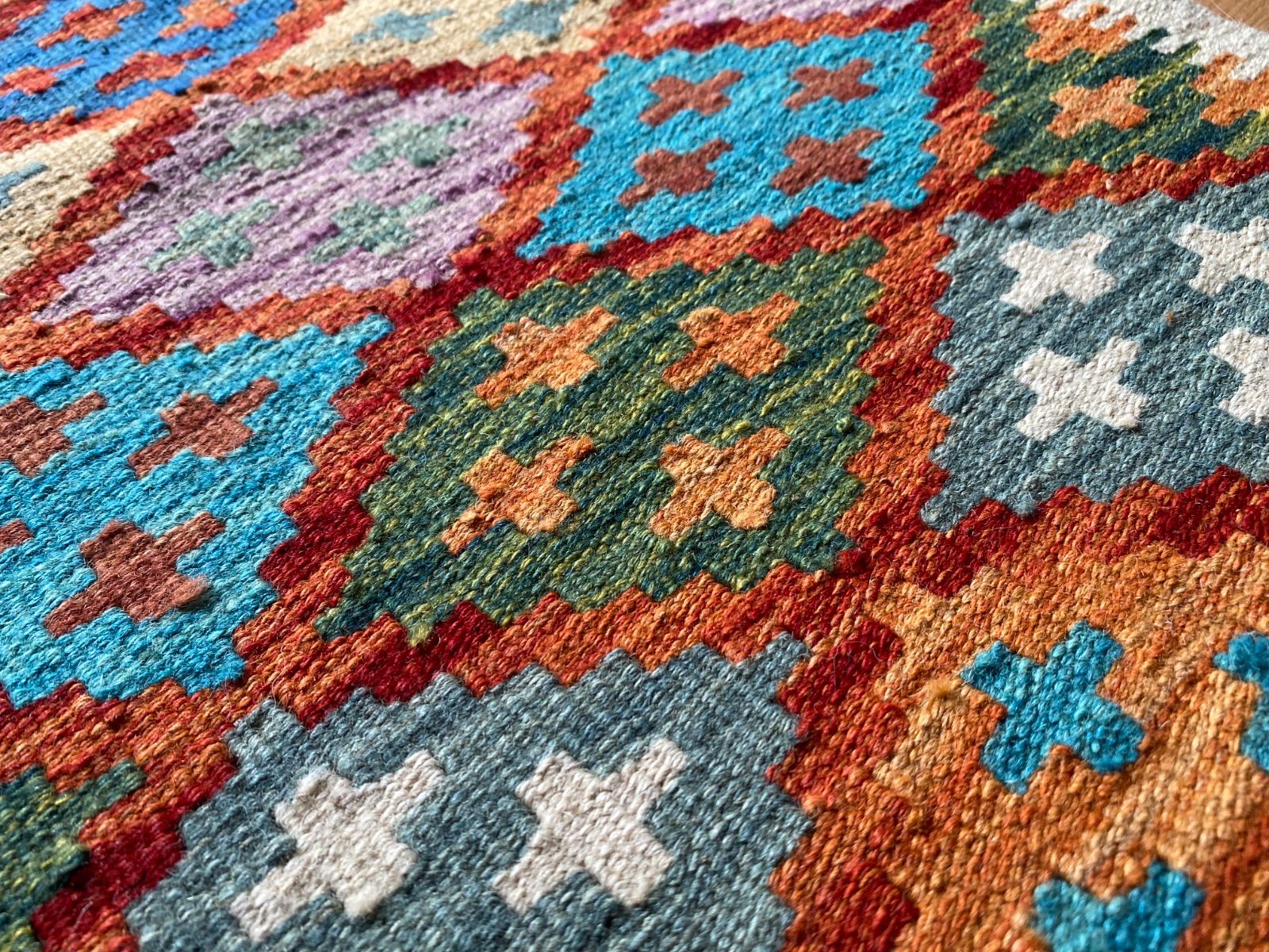 一枚あれば簡単にお部屋の模様替え とても織りと色柄の良い素敵なアフガニスタンのキリム和室にも合います